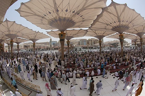 250 مظلة في خدمة زائري المسجد النبوي لحمايتهم من أشعة الشمس