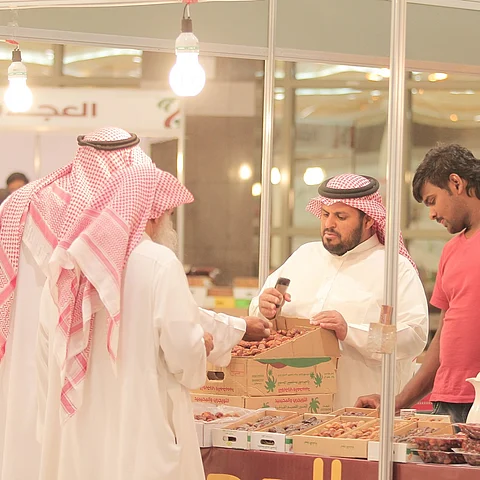 شاهد.. مبيعات مليونية يترجمها توافد الزوار بمهرجان قوت للتمور