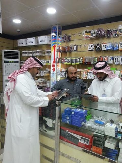 حملات على محلات الاتصالات بـ"الخميس" تنتهي بغرامات