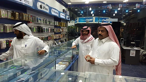 "عمل نجران" يضبط ١٨ مخالفة خلال جولاته على محال الجوالات لتوطين الاتصالات