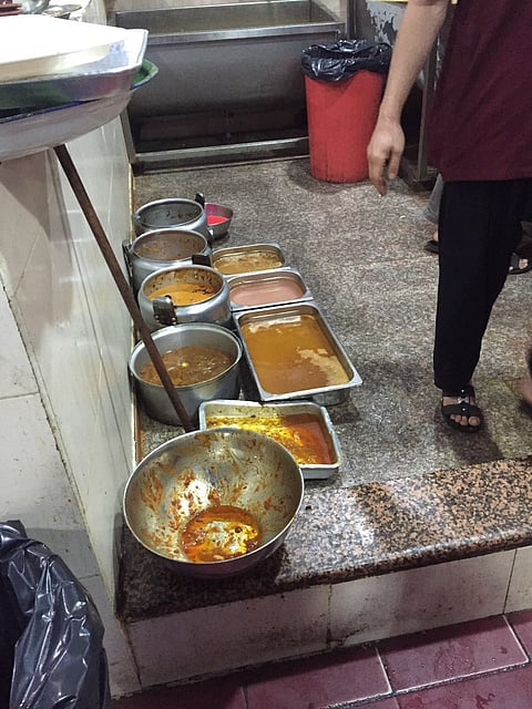 شاهد .. جولات رقابية تضبط مخالفات وموادّ فاسدة في 24 محلاً بطريف