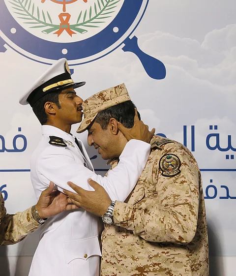 العميد "الشهراني" يحتفل بتخرج ابنه برتبة "ملازم"