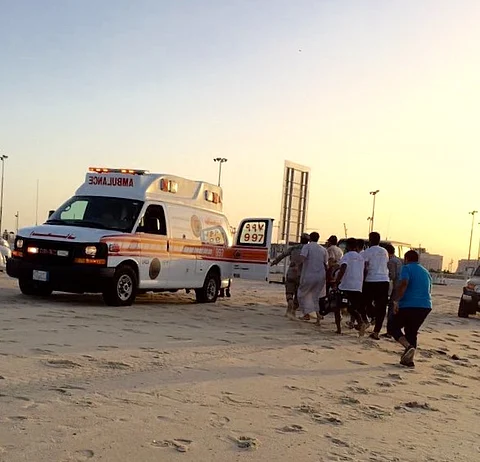 وفاة شاب غرقًا وإنقاذ آخر في شاطئ الفناتير بالجبيل