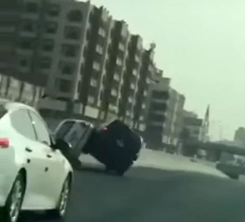 فيديو يوثّق حادثة العناد وانقلاب المركبة بجدة.. سرعة فالْتصاق ثم إصابة وذهول
