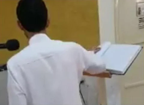 فيديو.. كفيف يؤم المصلين في التراويح بالمجمعة مستعيناً بمصحف "برايل"