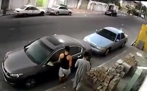 الدمام.. القبض على سارقي محتويات المركبات نهاراً في رمضان