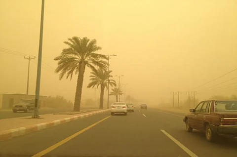 الغبار يتواصل في 4 مناطق وأتربة مثارة على الساحل من الليث لجازان