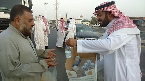 "شباب رنية" يوزع وجبات الإفطار على قاصدي البيت الحرام