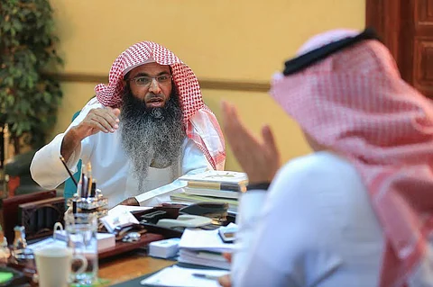 الشيخ "الحميد" لـ"سبق": هذه حكايتي مع النصراني الذي أسلم في السجن.. وحقيقة "المسن" الذي قتل سائقاً بـ"عجراء"