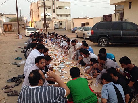 إفطار يجمع أهالي الطوال وأفراد القوات وعناصر المقاومة اليمنية على الشريط الحدودي