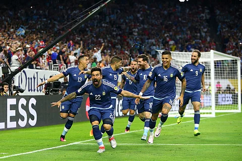 بالصور .. الأرجنتين تحجز مكانها في المباراة النهائية لـ "كوبا أميركا" باكتساحها البلد المضيف برباعية