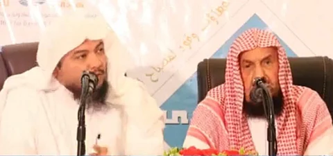 "المنيع": الكذب بطلب إجازة "اضطرارية" للعمرة لا يجوز.. وهذا حكم مرور المرأة أمام المصلي
