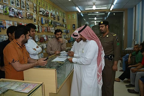 مخالفو توطين الاتصالات بحائل.. هروب وإغلاق وتستر تجاري