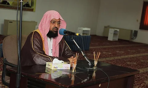 "الرويس" يلقي محاضرة بكتيبة الدفاع الجوي ويبيّن مكانة العلماء