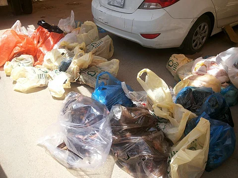 شاهد.. القبض على عامل يجمع مخلفات الذبائح في سيارة خاصة بالرياض