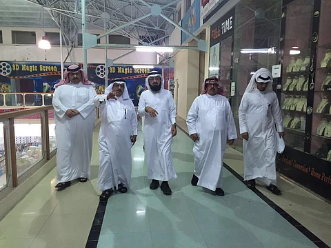 بالصور.. "الزهراني" يتفقد استعدادات سوق نجران لاستقبال الأسر المنتجة