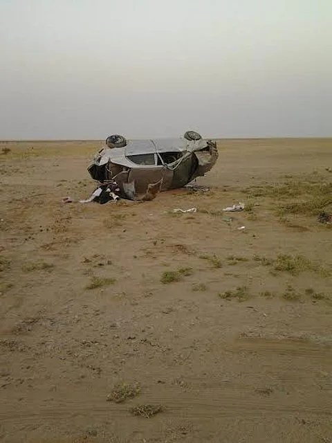 شاهد.. مصرع شخص بعد انقلاب مركبته على طريق "رنية- الدواسر"