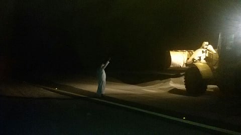 شاهد.. بلدية الليث تزيل الرمال الزاحفة وتفتح طريق السعدية - مكة