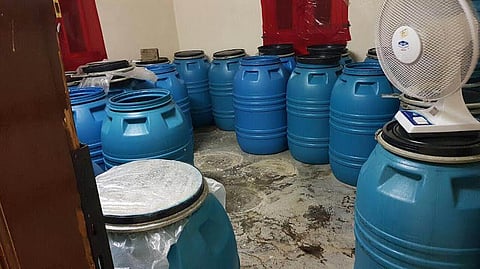 شاهد ..ضبط أكثر من 3 آلاف عبوة عرق مسكر بمصنع خمور في "الخميس"