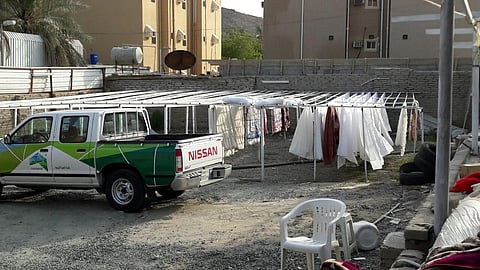 استغلوا الطلب خلال العيد.. ضبط عمالة حولت "حوشاً" لمغسلة ملابس بمكة