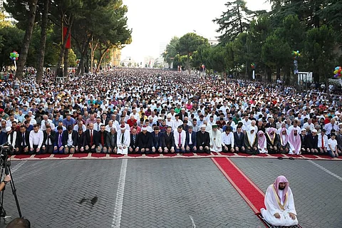 شاهد.. "آل طالب" يؤم المصلين في صلاة العيد بألبانيا وسط حضور حشود كبيرة