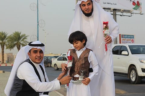 "بلدية صبيا" تُعَايد الأهالي والمقيمين بالورود