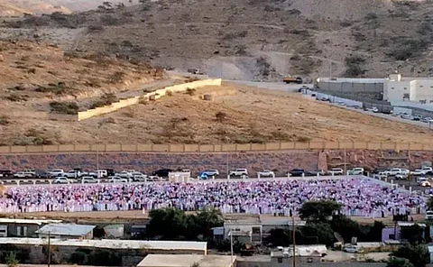 شاهد.. سبت العلايا تعايد الوطن بسارية علم ضخم