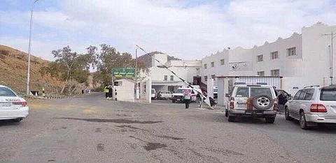 وفاة وإصابة 10 أشخاص سقطت مركبتهم من جبل شواص