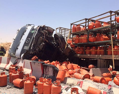 شاهد .. انقلاب شاحنة محمّلة بالغاز قرب جامعة "الشمالية" وإصابة قائدها