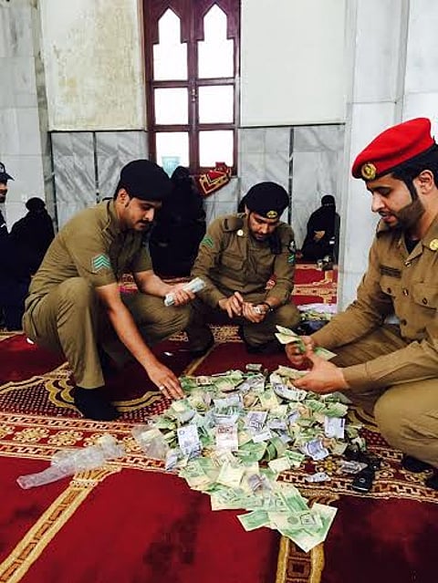 شاهد.. ضبط 35 امرأة يمتهن السحر والنشل داخل مُصلى للنساء في الطائف