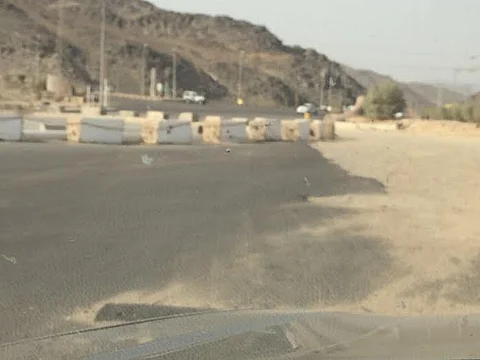 شاهد.. الحفر والتشققات والإهمال تؤرق أهالي بدر بالمدينة ومطالبات بحلول عاجلة