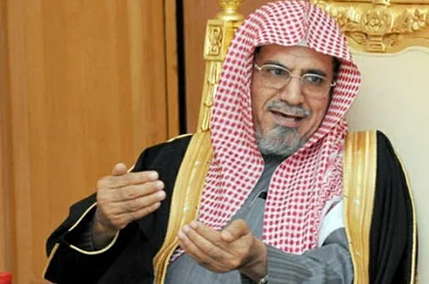 ابن حميد يردُّ على امرأة طلب منها زوجها حركات معينة: استمتعا بالمباحات