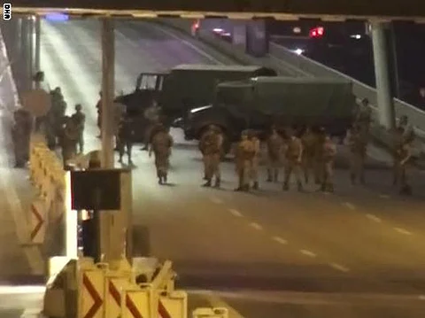 الجيش التركي تولى السلطة في البلاد.. وصرخة استغاثة من الحكومة