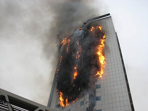 "مدني مكة" يحذّر من "الكلادينج" وانتشار الحريق .. تعرَّف على البديل