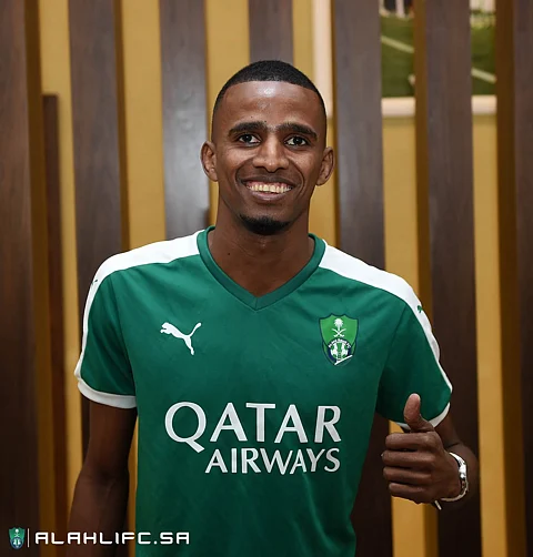 الأهلي يجدد عقد مدافعه عقيل بلغيث ثلاث سنوات