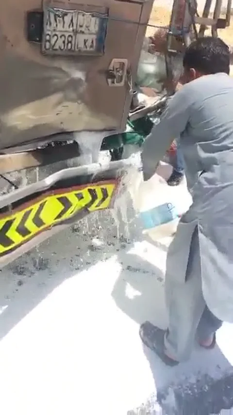 بالفيديو.. عمالة تتسابق على تعبئة حليب من سيارة "المراعي" بعد حادث مروري