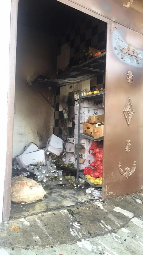 شاهد.. النيران تلتهم أغذية مستودع مطعم بالطائف و"المدني" يسيطر