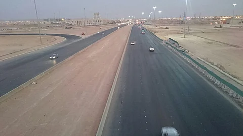 "النقل" تواصل فتح مسارات تقاطع "المعيزيلة" بالرياض