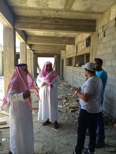 مدير تعليم ينبع يقف على المشاريع التعليمية ويبحث "المتعثرة"