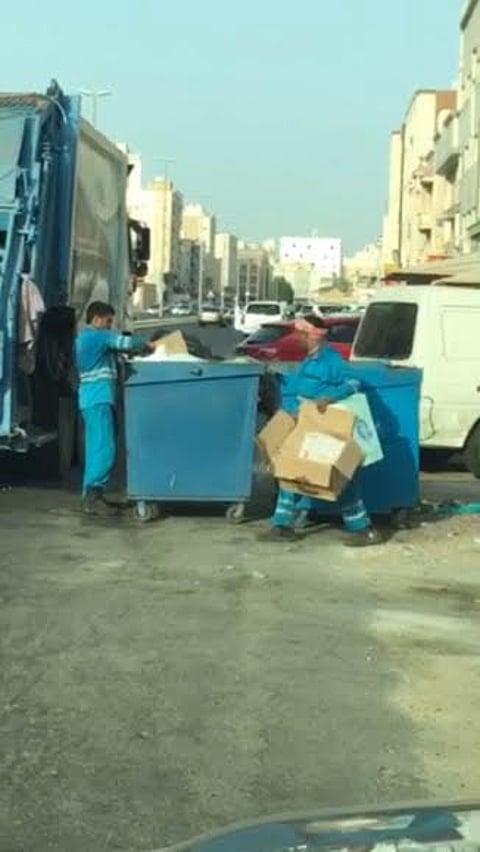 جدة.. إنهاء خدمات 3 عمال نظافة يجمعون الكراتين ويتركون الحاويات