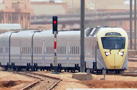 جنوح قطار شحن في عين دار بـ "بقيق الشرقية"