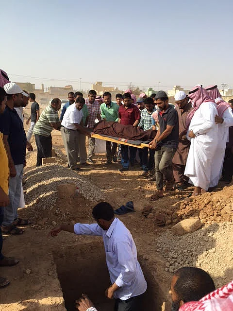 شاهد.. أهالي الأفلاج يشيعون ضحية مطعم الوجبات السريعة