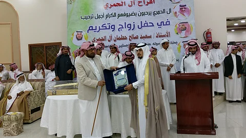 "آل حطمان" تقيم حفل زواج جماعي لستة من أبنائها