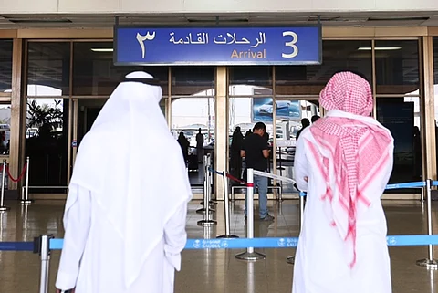 مطار جدة.. منع غير المسافرين يقضي على الافتراش.. ومطالبات بكراسي خارجية