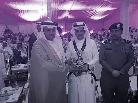 تعرَّف على قصيدة "الشهري" التي كرَّمه عليها محافظ النماص