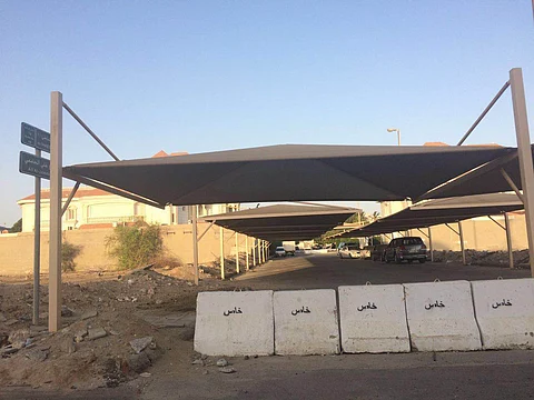 مواطن يرصد شارعًا في جدة مُغلقًا بعبارة "مدخل خاص"