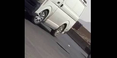 ارتفاع غطاء صرف صحي يثير استغراب أهالي المدينة