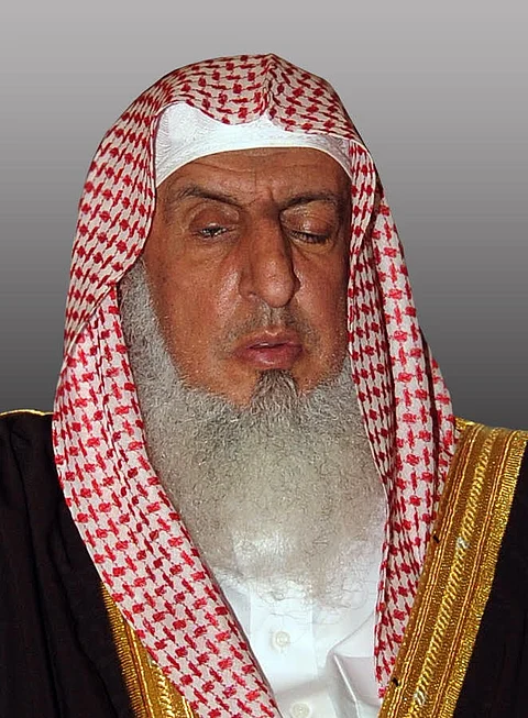 مفتي عام المملكة: لا يجوز للجامعات أن تُجبر منسوبيها على الابتعاث ما دام التخصص موجوداً ببلدنا!