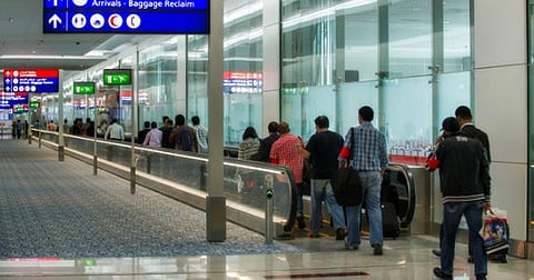 صرخت ثم بكت وأرادت العودة.. سعودية تطالب زوجها بالطلاق بمطار دبي