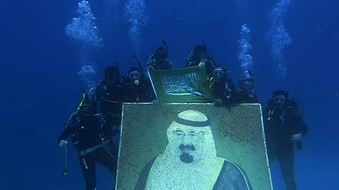 شاهد بالفيديو.. صورة الملك عبدالله على عمق 40 قدمًا ببحر حقل